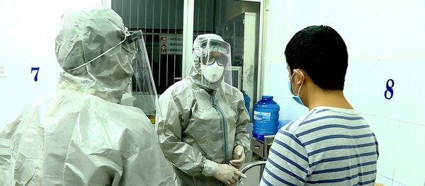 Đoàn công tác của Bộ Y tế thực hiện các biện pháp nghiệp vụ với bệnh nhân dương tính với virus nCoV. Đoàn công tác của Bộ Y tế thực hiện các biện pháp nghiệp vụ với bệnh nhân dương tính với virus nCoV. - Sputnik Việt Nam