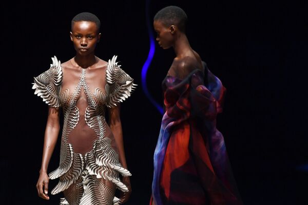 Người mẫu giới thiệu bộ sưu tập mới của Iris van Herpen trên sàn catwalk ở Paris, Pháp - Sputnik Việt Nam