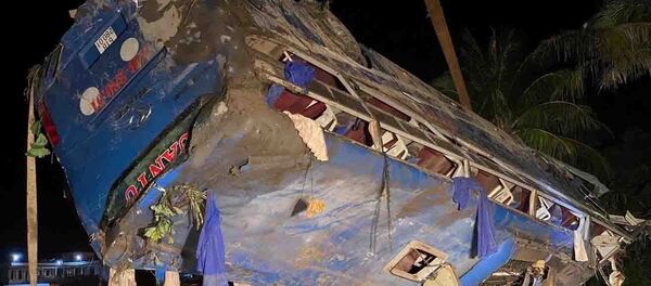 Lực lượng chức năng đưa chiếc xe bị tai nạn ra khỏi hiện trường Lực lượng chức năng đưa chiếc xe bị tai nạn ra khỏi hiện trường - Sputnik Việt Nam