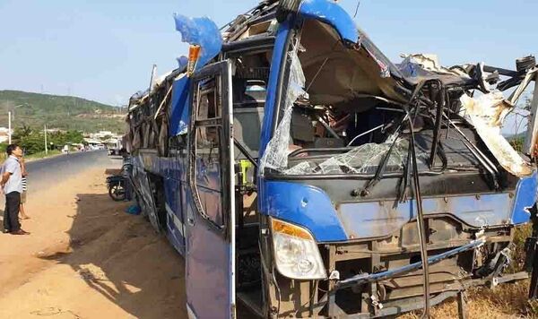 Tai nạn ở Phú Yên: Xe khách lật xuống mương, 26 người bị thương - Sputnik Việt Nam