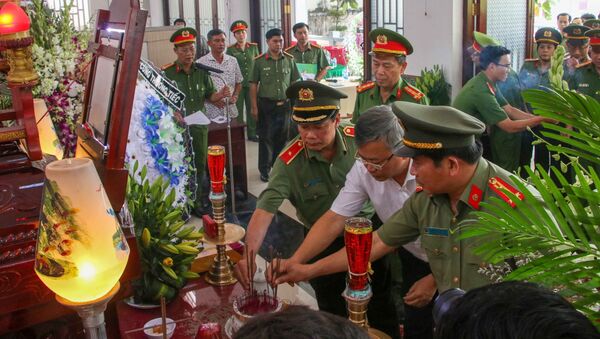 Lãnh đạo thành phố Cần Thơ và Công an thành phố Cần Thơ viếng Thiếu tá Nguyễn Thanh Hải - Sputnik Việt Nam