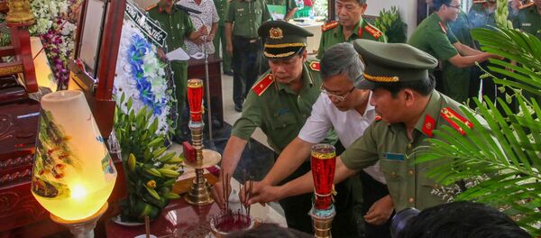 Lãnh đạo thành phố Cần Thơ và Công an thành phố Cần Thơ viếng Thiếu tá Nguyễn Thanh Hải - Sputnik Việt Nam