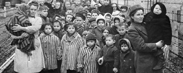 Các bác sĩ Liên Xô và đại diện Hội Chữ thập đỏ giữa các tù nhân ở Auschwitz trong những giờ phút đầu tiên khi trại được giải phóng. - Sputnik Việt Nam