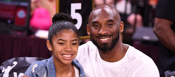 Kobe Bryant được chụp hình cùng con gái Gianna tại WNBA All Star Game tại Trung tâm sự kiện Vịnh Mandalay ngày 27 tháng 7 năm 2019. - Sputnik Việt Nam