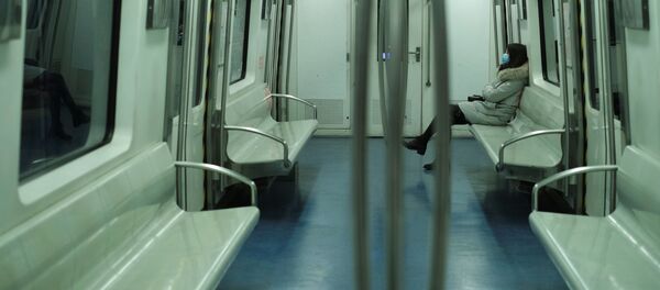 Cô gái đeo mặt nạ trên tàu điện ngầm ở Bắc Kinh - Sputnik Việt Nam