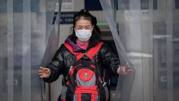 Cô gái Trung Quốc đeo khẩu trang - Sputnik Việt Nam