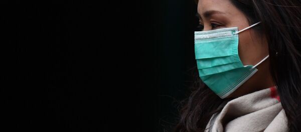 Cô gái đeo khẩu trang trong quận phố “China Town” ở London - Sputnik Việt Nam