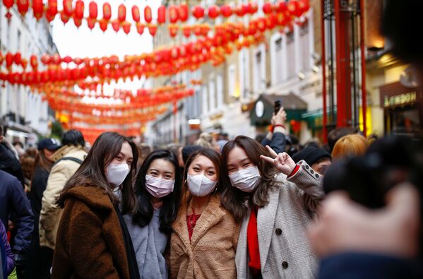 Mọi người đeo khẩu trang trong lễ hội Tết Nguyên đán tại quận phố “China Town” ở London - Sputnik Việt Nam