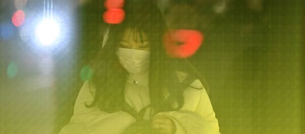 Cô gái đeo khẩu trang ở Tokyo - Sputnik Việt Nam