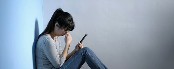 Cô gái buồn với điện thoại di động Cô gái buồn với điện thoại di động - Sputnik Việt Nam