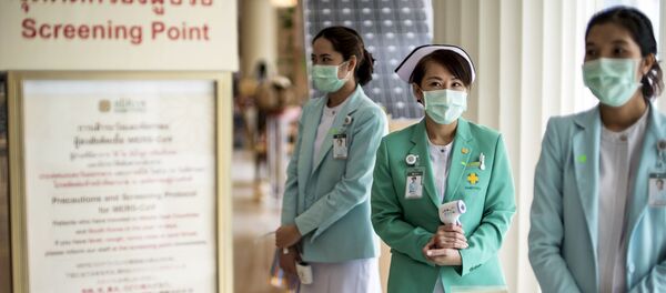 Các thành viên của nhân viên y tế đeo khẩu trang bảo vệ để chuẩn bị cho sự bùng phát của virus MERS tại một bệnh viện tư nhân ở Bangkok Các thành viên của nhân viên y tế đeo khẩu trang bảo vệ để chuẩn bị cho sự bùng phát của virus MERS tại một bệnh viện tư nhân ở Bangkok - Sputnik Việt Nam