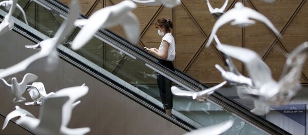 Người phụ nữ đeo mặt nạ bảo vệ hô hấp ở Seoul - Sputnik Việt Nam