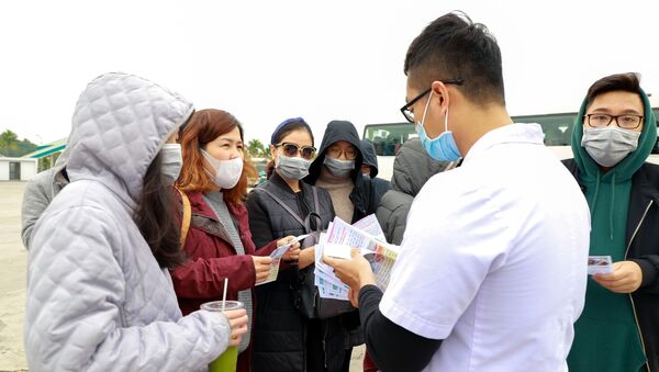 Ngoài phát tờ rơi truyền thông, cán bộ nhân viên Trung tâm Kiểm soát bệnh tật còn truyền thông trực tiếp về nCov đến khách du lịch - Sputnik Việt Nam