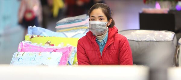 Tại các trung tâm thương mại Việt Nam nhân viên bảo vệ, nhân viên bán hàng được trang bị khẩu trang khi làm việc Tại các trung tâm thương mại Việt Nam nhân viên bảo vệ, nhân viên bán hàng được trang bị khẩu trang khi làm việc - Sputnik Việt Nam