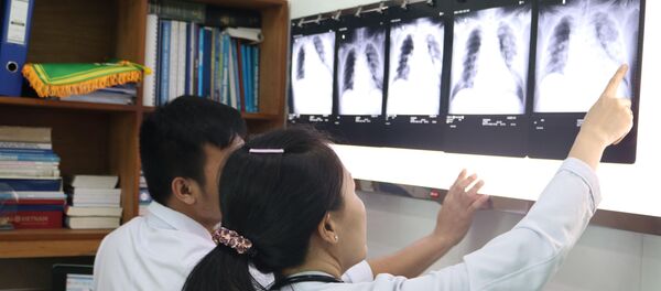 Các bác sỹ Bệnh viện Chợ Rẫy Thành phố Hồ Chí Minh kiểm tra tình trạng phổi của bệnh nhân Li Ding ngày 30/1 - Sputnik Việt Nam