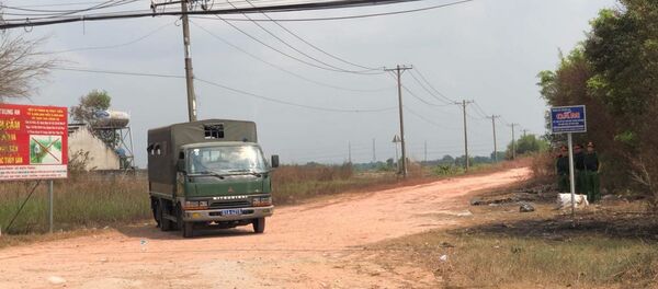 Công an phong tỏa nhiều tuyến đường trên địa bàn xã Trung An, nơi nghi đối tượng đang lẩn trốn. Ảnh  - Sputnik Việt Nam