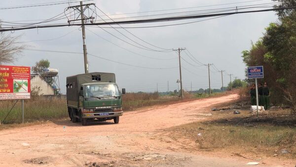 Công an phong tỏa nhiều tuyến đường trên địa bàn xã Trung An, nơi nghi đối tượng đang lẩn trốn. Ảnh  - Sputnik Việt Nam