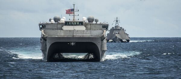 Hai tàu USS Montgomery và USNS Millinocket cùng trực thăng MH-60S Sea Hawk tại Biển Đông - Sputnik Việt Nam