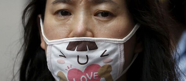 Người phụ nữ đeo mặt nạ bảo vệ hô hấp ở Seoul - Sputnik Việt Nam