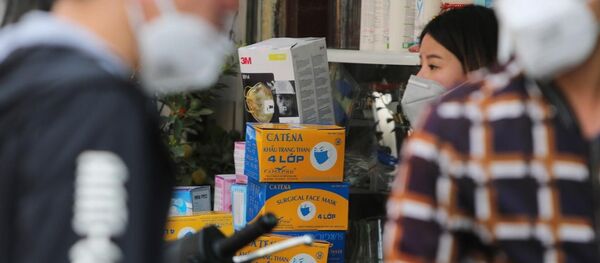 Nhiều loại khẩu trang y tế giá ngày thường chỉ 30.000 - 40.000 đồng một hộp, nhưng hiện được bán tăng giá gấp 2-3 lần, lên 70.000 - 90.000 đồng - Sputnik Việt Nam
