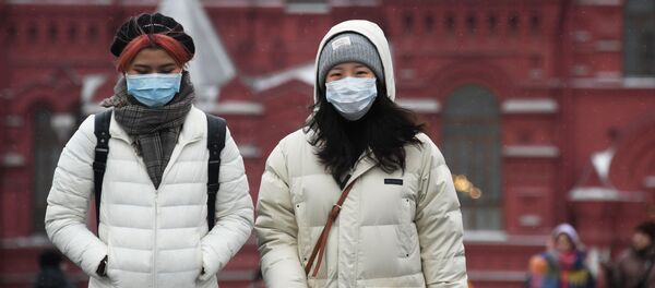 Khách du lịch nước ngoài trong mặt nạ bảo vệ trên Quảng trường Đỏ ở Moscow - Sputnik Việt Nam