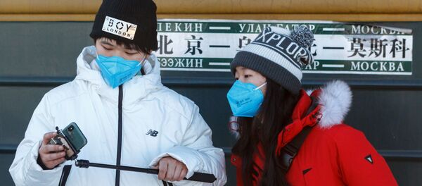 Hành khách đang chờ chuyến tàu số 4 Moscow-Bắc Kinh trên sân ga ở Irkutsk Hành khách đang chờ chuyến tàu số 4 Moscow-Bắc Kinh trên sân ga ở Irkutsk - Sputnik Việt Nam