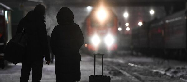 Hành khách đang chờ chuyến tàu số 4 Moscow-Bắc Kinh trên sân ga của nhà ga ở thành phố Novosibirsk - Sputnik Việt Nam