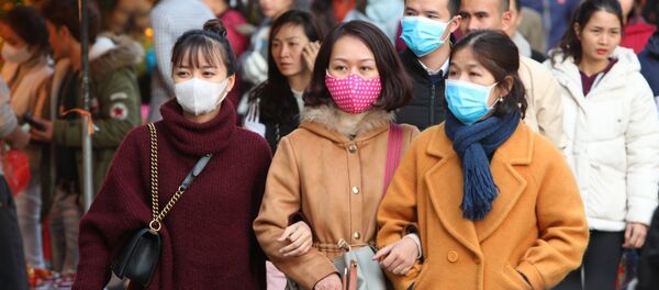 Nhiều người đã có ý thức đeo khẩu trang y tế ở những chỗ đông người (ảnh chụp tại Phủ Tây Hồ, Hà Nội sáng 30/1/2020) - Sputnik Việt Nam