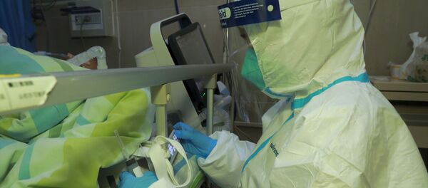 Врач у пациента с пневмонией, вызванной новым коронавирусом, в больнице университета Ухань, Китай Врач у пациента с пневмонией, вызванной новым коронавирусом, в больнице университета Ухань, Китай - Sputnik Việt Nam