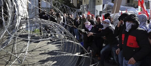 Hoạt động phản đối đang diễn ra trước toà Đại sứ quán Mỹ ở ngoại ô thủ đô Beirut của Lebanon - Sputnik Việt Nam