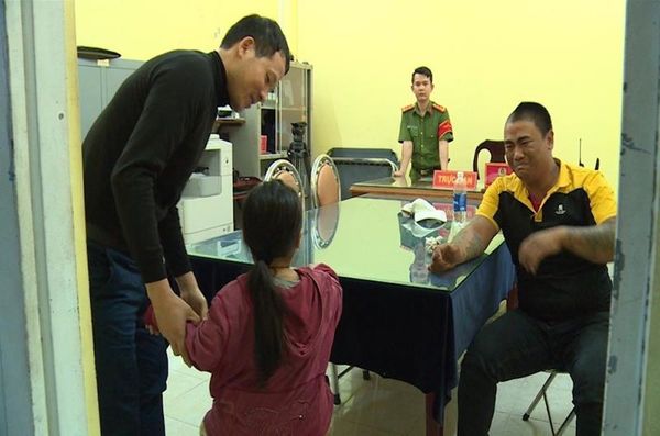 Đại tá Vũ Hồng Văn thuyết phục thành công kẻ ôm bình gas dọa tự sát Đại tá Vũ Hồng Văn thuyết phục thành công kẻ ôm bình gas dọa tự sát - Sputnik Việt Nam