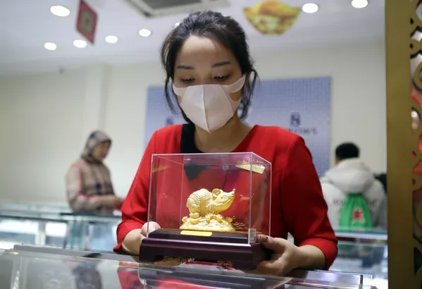Biểu tượng con giáp năm Canh Tý bằng vàng của Trung tâm vàng bạc trang sức DOJI, tại số 209 Xã Đàn (Hà Nội) Biểu tượng con giáp năm Canh Tý bằng vàng của Trung tâm vàng bạc trang sức DOJI, tại số 209 Xã Đàn (Hà Nội) - Sputnik Việt Nam