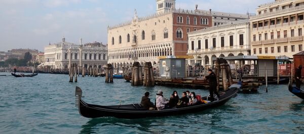 Khách du lịch trong khẩu trang bảo vệ đi thuyền gondola ở Venice Khách du lịch trong khẩu trang bảo vệ đi thuyền gondola ở Venice - Sputnik Việt Nam