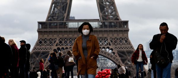 Người phụ nữ trong khẩu trang trên nền cảnh tháp Eiffel Người phụ nữ trong khẩu trang trên nền cảnh tháp Eiffel - Sputnik Việt Nam