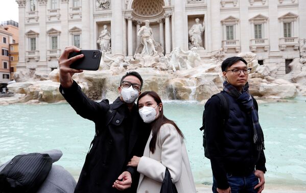 Khách du lịch đeo khẩu trang chụp ảnh selfie ở Rome - Sputnik Việt Nam