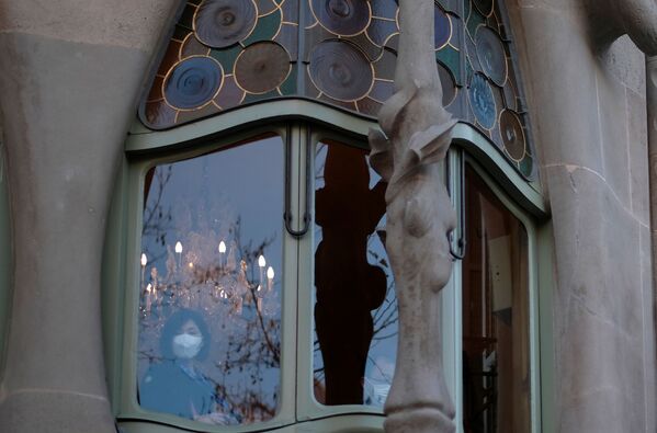 Khách du lịch mang khẩu trang tại Casa Batllo ở Barcelona - Sputnik Việt Nam