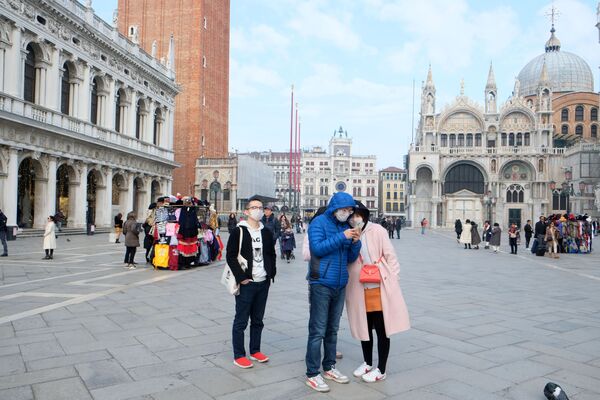 Khách du lịch mang khẩu trang trên quảng trường Saint Mark ở Venice - Sputnik Việt Nam