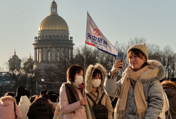 Khách du lịch Trung Quốc trên Quảng trường Cung điện ở St.Peterburg - Sputnik Việt Nam