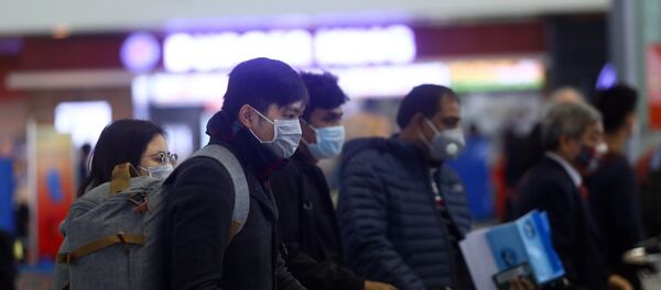 Hành khách trang bị khẩu trang kín mít khi đến sân bay quốc tế Nội Bài. - Sputnik Việt Nam