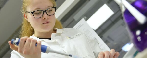 Trong phòng thí nghiệm tổng hợp hữu cơ tại trung tâm hóa học-dược phẩm của UrFU, nơi họ đã phát triển loại thuốc Triazavirin để chống lại coronavirus - Sputnik Việt Nam