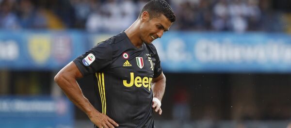 Cristiano Ronaldo trong trận đấu với Chievo Verona, năm 2018 Cristiano Ronaldo trong trận đấu với Chievo Verona, năm 2018 - Sputnik Việt Nam