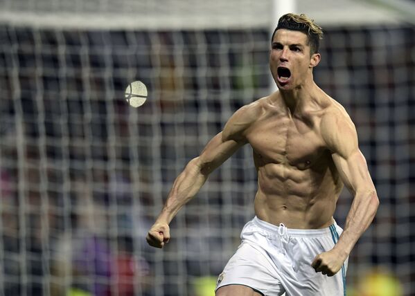 Cristiano Ronaldo mừng chiến thắng trong trận đấu lượt về của UEFA Champions League giữa các đội «Real Madrid» và «Juventus» tại Madrid, năm 2018 - Sputnik Việt Nam