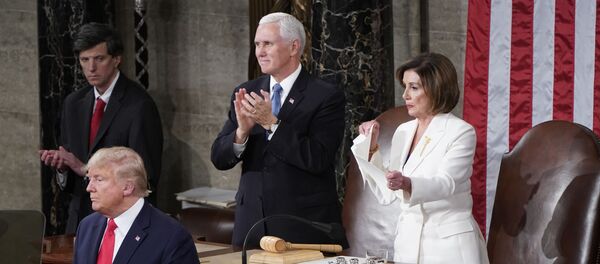 Chủ tịch Hạ viện Nancy Pelosi xé văn bản bài phát biểu của ông Trump - Sputnik Việt Nam