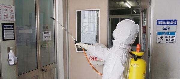 Nhân viên kiểm soát nhiễm khuẩn phun hóa chất diệt khuẩn mỗi nơi có bệnh nhân nghi nhiễm virus Corona đi qua. - Sputnik Việt Nam