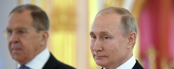Tổng thống Nga Vladimir Putin tại buổi trình quốc thư trong điện Kremlin - Sputnik Việt Nam