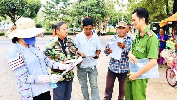 Lực lượng Công an Bình Dương tích cực phối hợp với quần chúng nhân dân để truy bắt đối tượng Lê Quốc Tuấn. - Sputnik Việt Nam