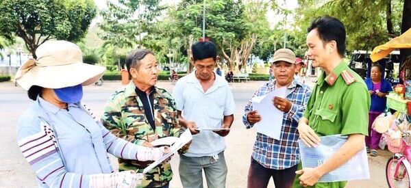 Lực lượng Công an Bình Dương tích cực phối hợp với quần chúng nhân dân để truy bắt đối tượng Lê Quốc Tuấn. - Sputnik Việt Nam