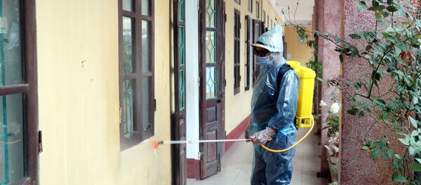 Phun thuốc khử khuẩn tại Trường Trung học cơ sở Phùng Chí Kiên, thành phố Nam Định để ngăn ngừa nguy cơ lây lan nCoV trong cộng đồng. - Sputnik Việt Nam