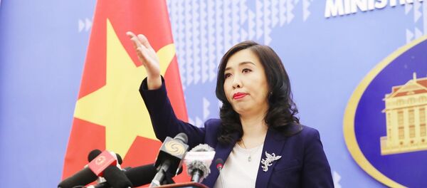 Người phát ngôn Bộ Ngoại giao Lê Thị Thu Hằng mời các phóng viên đặt câu hỏi. - Sputnik Việt Nam