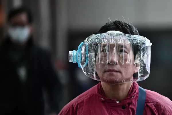 Người dân Hồng Kông dùng chai nhựa làm khẩu trang chống virus Corona Người dân Hồng Kông dùng chai nhựa làm khẩu trang chống virus Corona - Sputnik Việt Nam